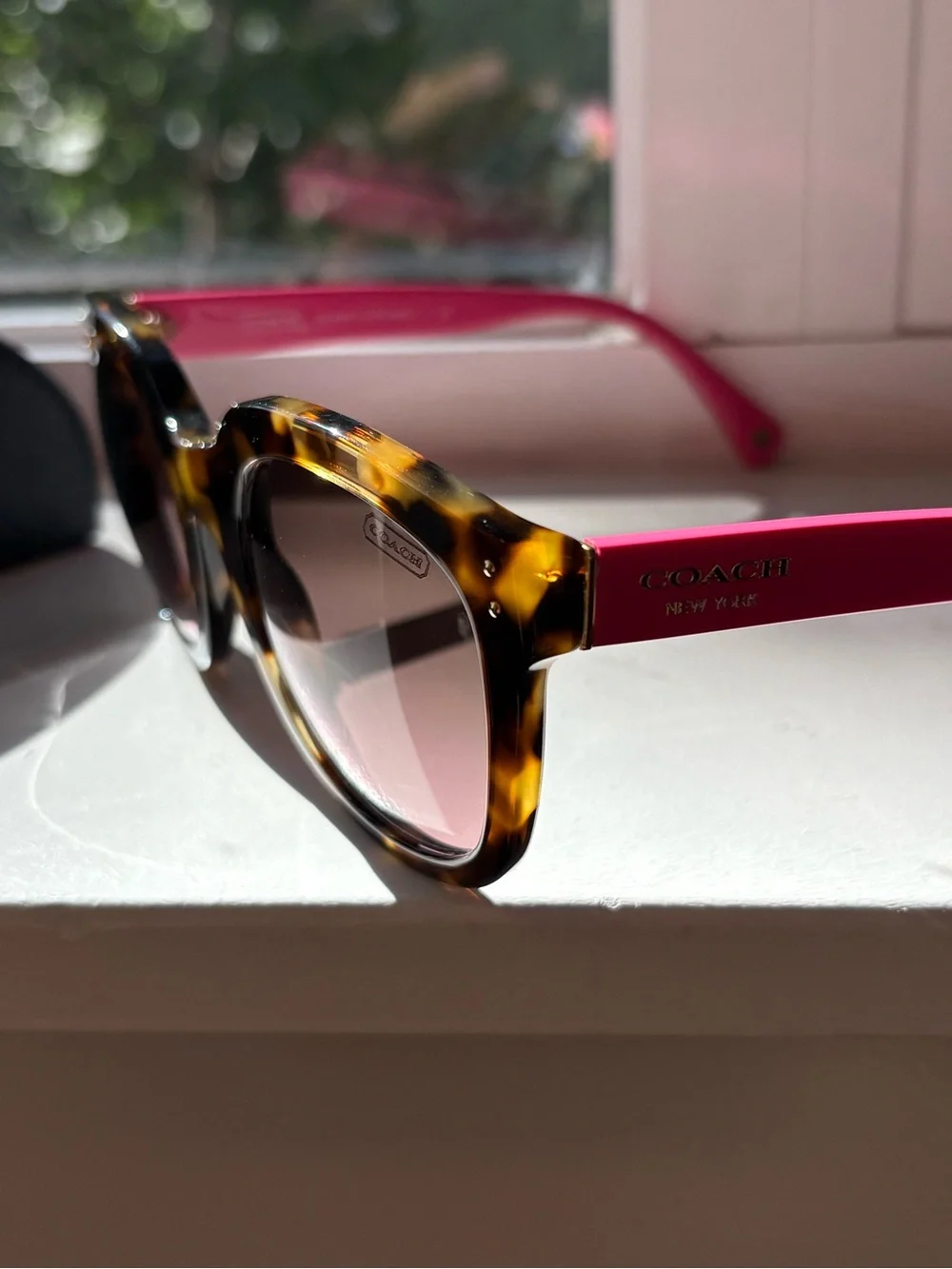 Coach Sunglasses (Spotty Tortoise/Fuchsia)